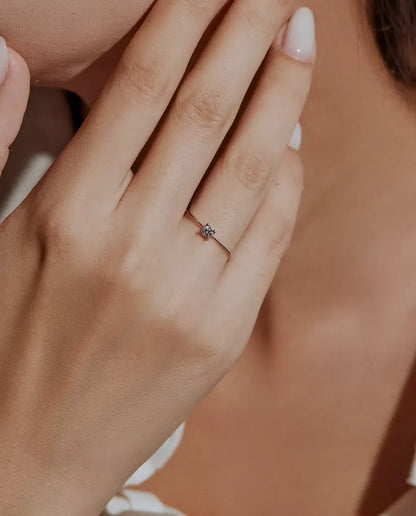 Moissanite Ring i 925 Sterlingsilver - buren av en modell med händerna nära ansiktet