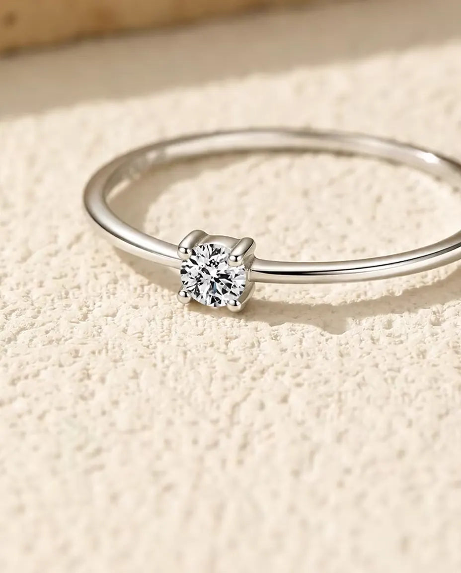Moissanite Ring i 925 Sterlingsilver - närbild av moissaniten i fyrklofattningen