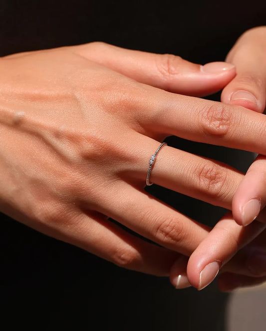 Tvinnad ring med moissanite - två stenar på 1,5 mm färg D / VVS1 i en 4 mm stav, 925 sterlingsilver, storlek 5-9