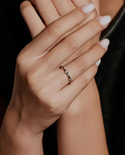 Moissanite Ring i 925 Sterlingsilver - buren på en modells hand