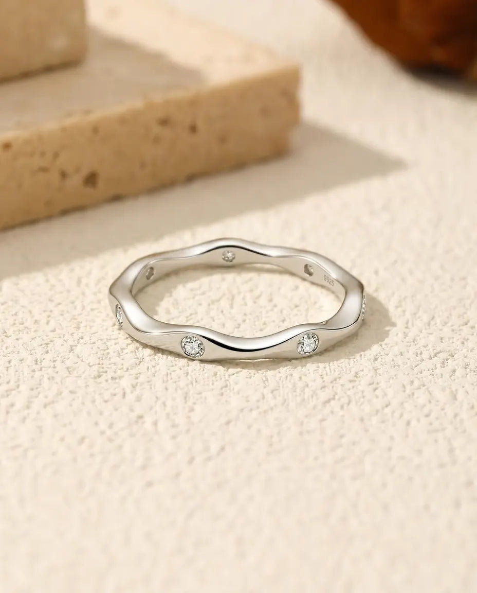 Moissanite Ring i 925 Sterlingsilver - liggande på en ljus strukturerad yta