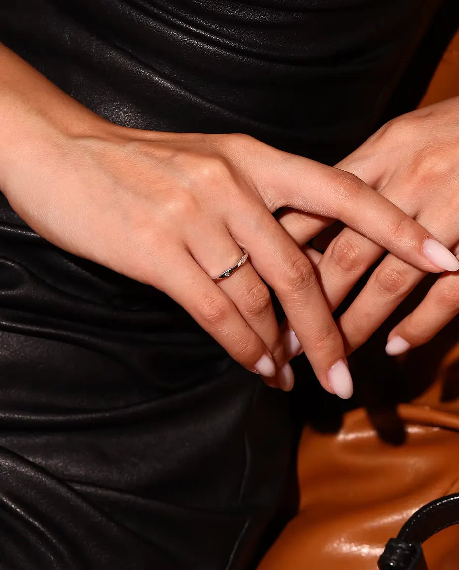Moissanite Ring i 925 Sterlingsilver - buren av en modell med korslagda händer