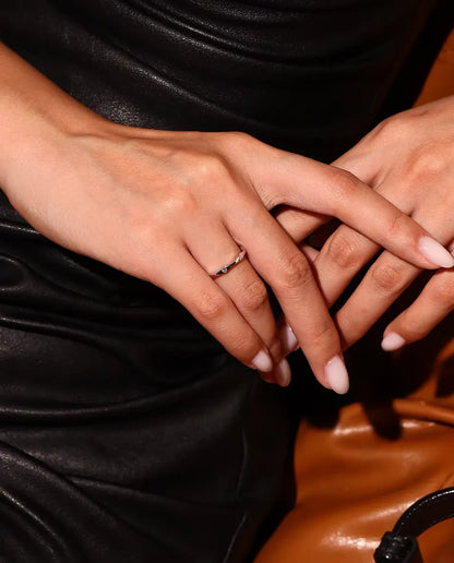 Moissanite Ring i 925 Sterlingsilver - buren av en modell med korslagda händer