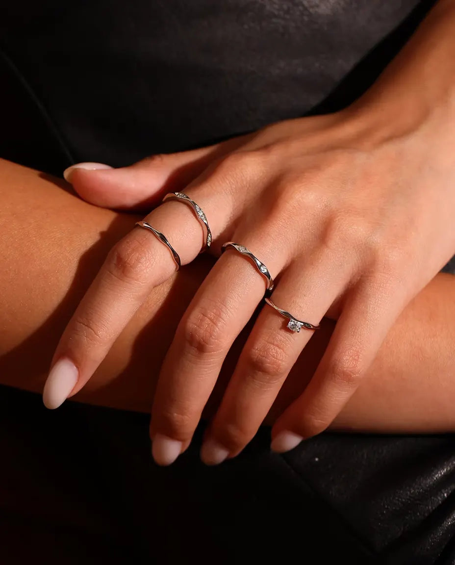 Moissanite Ring i 925 Sterlingsilver - buren tillsammans med andra ringar, närbild av fingrarna