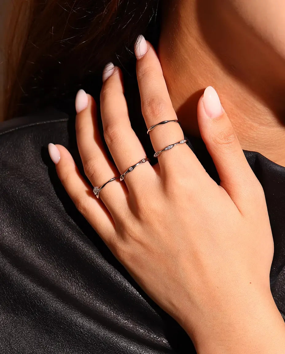 Moissanite Ring i 925 Sterlingsilver - buren på en hand som vilar på axeln