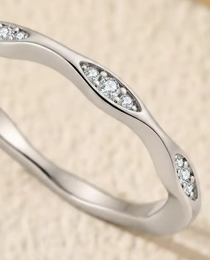 Vågig Moissanite Ring i 925 Sterlingsilver - närbild av en markisformad fattning med moissaniter