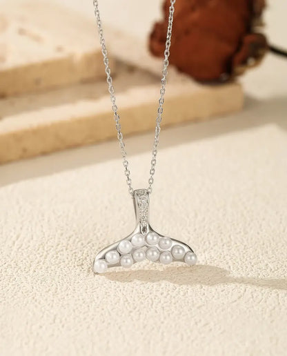 Valfena Halsband med Vita Pärlor - silverfena och pavéinfattad hänka, kedja 40+5 cm, 925 sterlingsilver