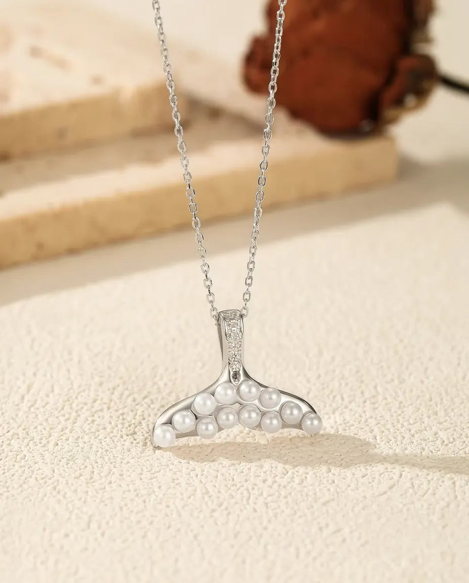 Valfena Halsband med Vita Pärlor - silverfena och pavéinfattad hänka, kedja 40+5 cm, 925 sterlingsilver