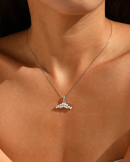 Valfena Halsband med Vita Pärlor - silverfena och pavéinfattad hänka, kedja 40+5 cm, 925 sterlingsilver