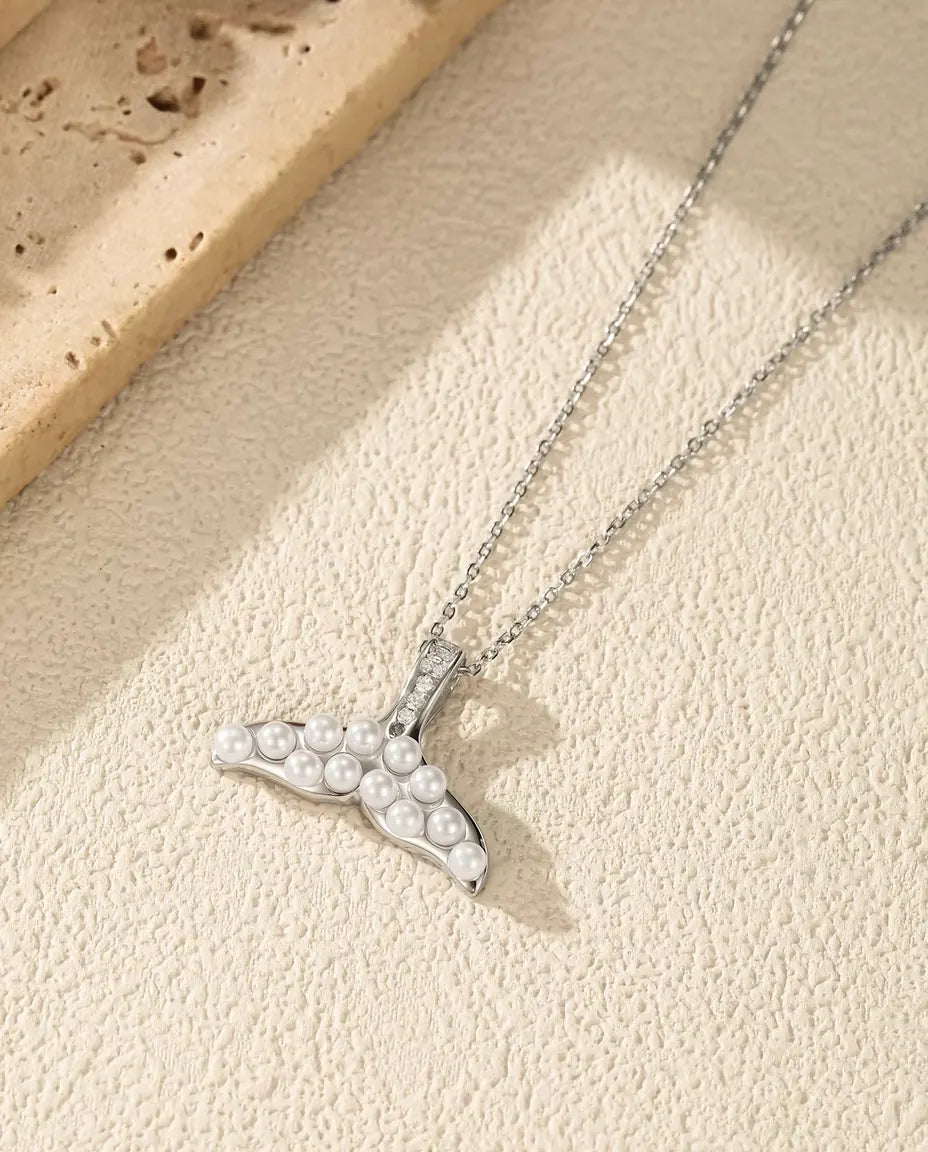 Valfena Halsband med Vita Pärlor - silverfena och pavéinfattad hänka, kedja 40+5 cm, 925 sterlingsilver