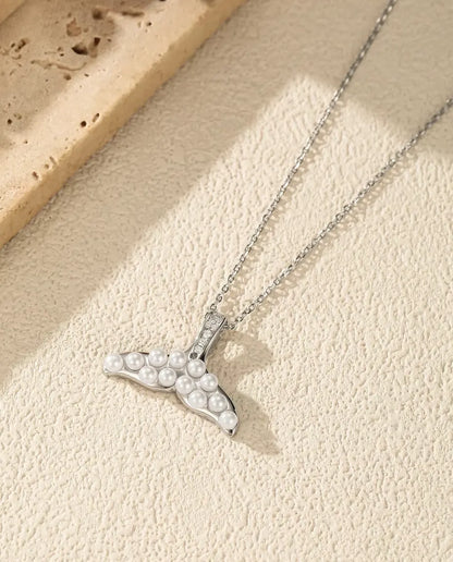 Valfena Halsband med Vita Pärlor - silverfena och pavéinfattad hänka, kedja 40+5 cm, 925 sterlingsilver