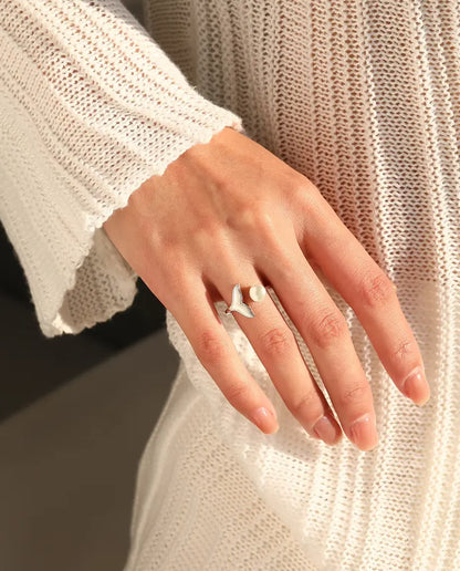 Valfena Ring med Pärla - öppen justerbar skena med vit fena, 925 sterlingsilver
