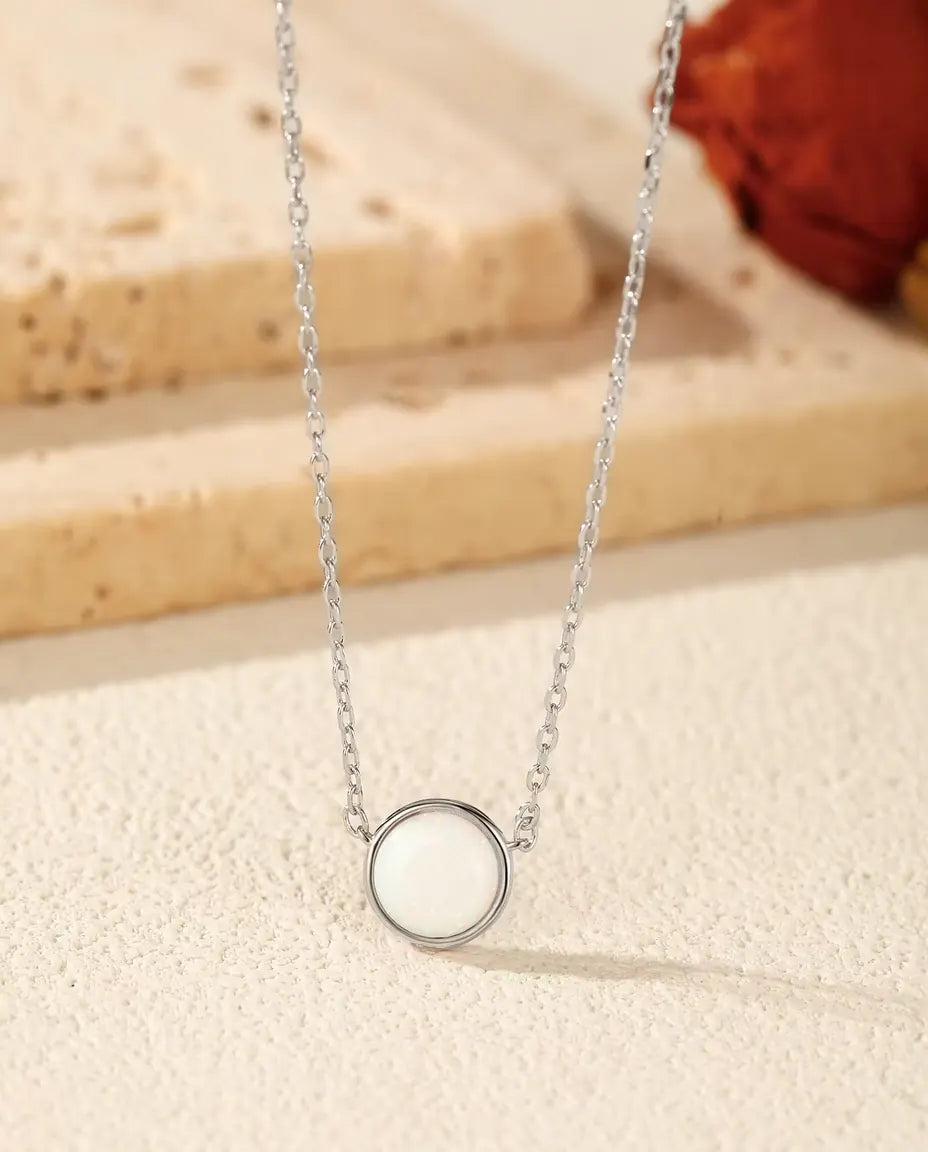 Opal Halsband i 925 Sterlingsilver – Rund Vit Labbodlad Opal på 6 mm i Infattning på en Fin Ankarlänk, Enkelt Halsband för Varje Dag