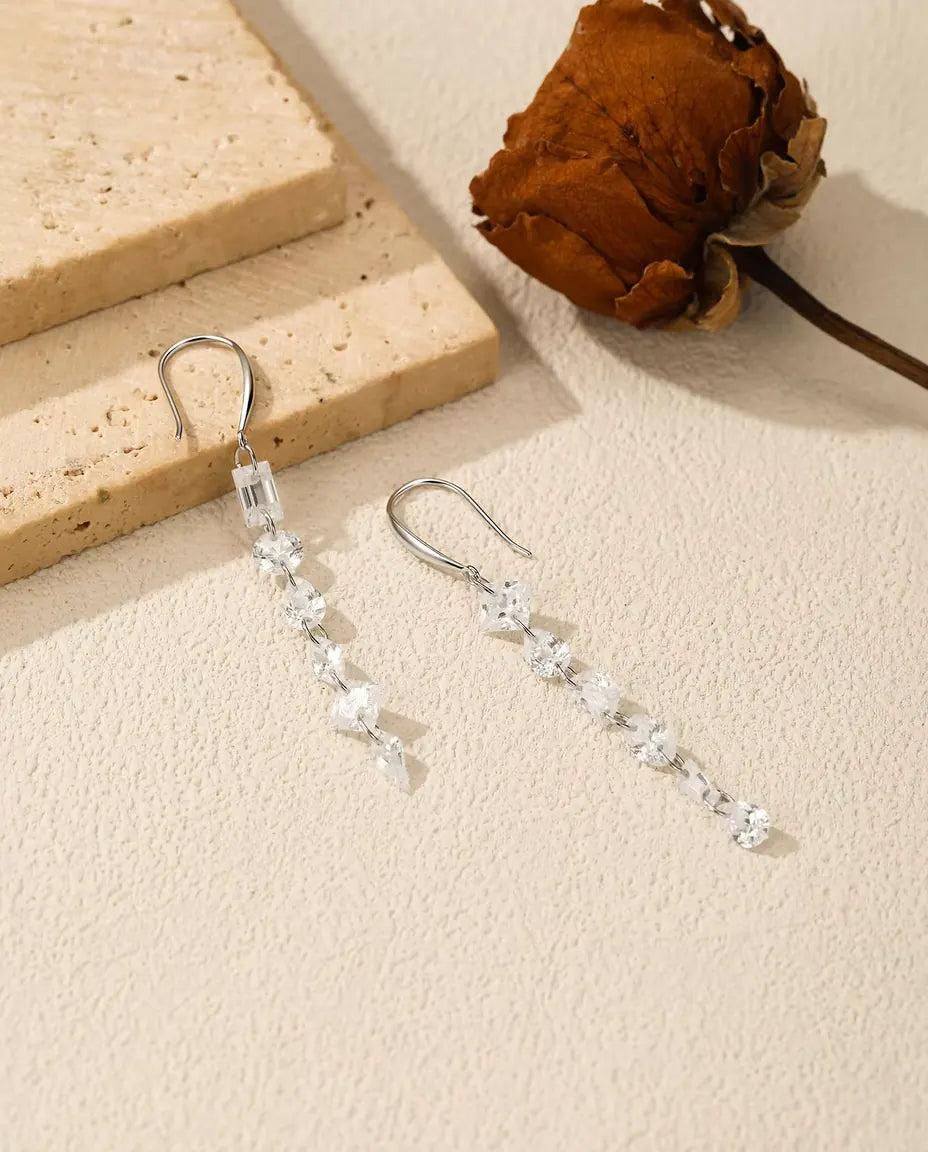 Zirkonia örhängen asymmetriska – sex stenar per öra i blandade slipningar, på krokar av 925 sterlingsilver